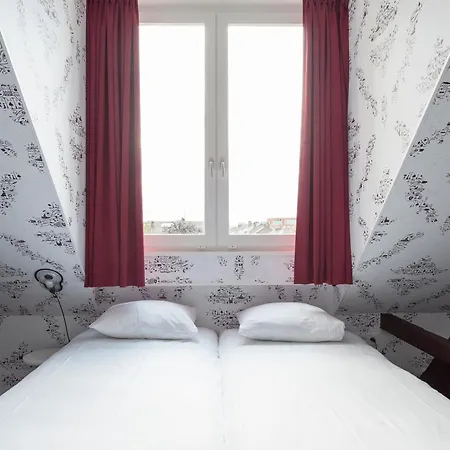 Kaboom Hotel 3*